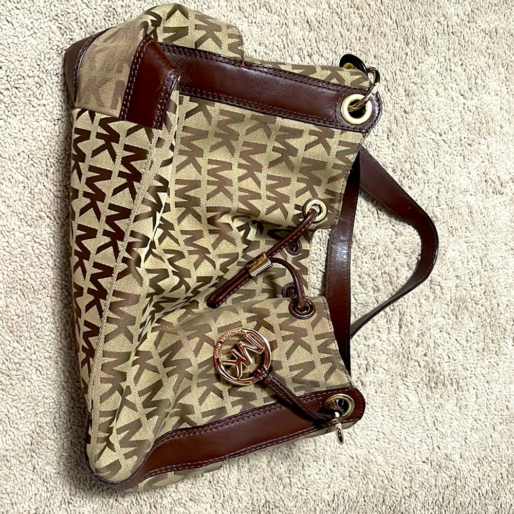 AUTHENTIC// Michael Kors// no rips or tears// very light wear on inside